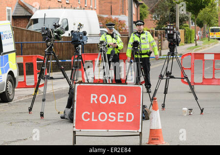 Didcot, UK. 25. Mai 2015. Die Polizei Kordon am Tatort eines dreifachen Mordes am Vicarage Road, Didcot, Oxfordshire, Großbritannien 17,21 Stunden am 25. Mai 2015. Bildnachweis: Michael Winter/Alamy Live-Nachrichten Stockfoto