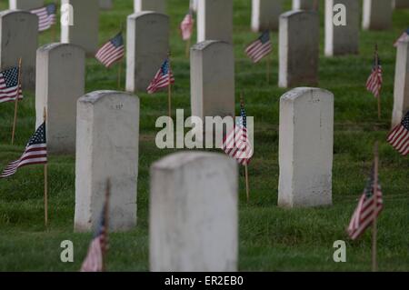 US-Fahnen vor Grabstätten zu Ehren des Memorial Day auf dem Arlington National Cemetery 21. Mai 2015 in Arlington, Virginia. Die alte Garde dirigierte Flaggen-in, wenn eine amerikanische Flagge befindet sich bei jedem Grabstein seit 1948. Stockfoto