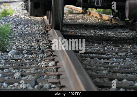 Sehr niedrigen Perspektive von Eisenbahnrädern Stockfoto