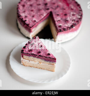 Hausgemachte Kuchen mit frischen schwarzen Johannisbeeren, weiße Schokolade und Quark Stockfoto
