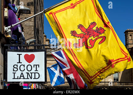 Lion Rampant, Union Jack und das schottische Andreaskreuz fliegen außerhalb einer Tourist-Souvenir-Shop in Edinburghs Altstadt. Stockfoto