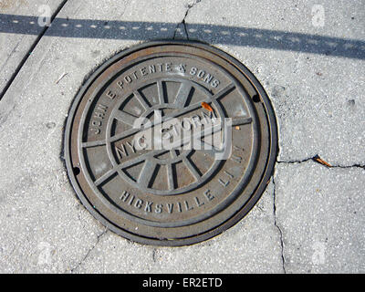 Gusseisen Deckel für einen Gully in New York. Stockfoto