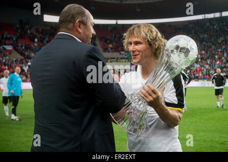 Prag, Tschechische Republik. 25. Mai 2015. Tschechischer Fußballspieler Pavel Nedved, Recht, nimmt die Trophäe vom Präsidenten der Tschechischen Fußball Verein Miroslav Pelta nach dem Gewinn der Fußballspiel der Spieler mehr als 35 Jahren Tschechien Vs Deutschland in Prag, Tschechische Republik, 25. Mai 2015. Es ist eine Feier des Endspiels der Europameisterschaft 1996. © Vit Simanek/CTK Foto/Alamy Live-Nachrichten Stockfoto