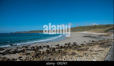 Blick über den Sand Sennen Cove, Cornwall.  Blick nach Norden in Richtung Cape Cornwall in der Ferne. Stockfoto