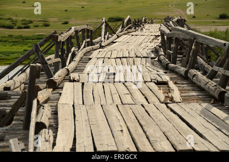 Eine hölzerne Brücke über den Fluss Tamir in der Arhangay Provinz, Mongolei. Stockfoto