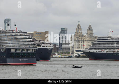 Liverpool, Vereinigtes Königreich. 25. Mai 2015. Queen Victoria Queen Mary 2 und Queen Elizabeth pass vor dem Liver Building und Cunard Building an der Uferpromenade von Liverpool. Bildnachweis: Andrew Paterson/Alamy Live-Nachrichten Stockfoto