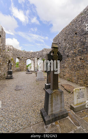 Grabsteine in der Kirche Ruinen von turlough Abtei, County Mayo, Irland Stockfoto