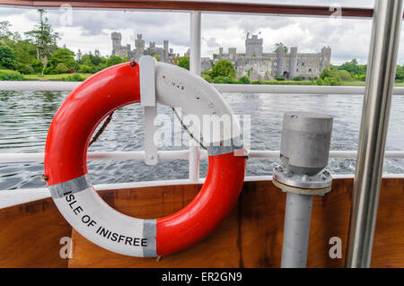 Rettungsring auf einem Boot "Isle of Inisfree" als es hinterlässt Ashford Castle Lake Corrib, Irland. Stockfoto