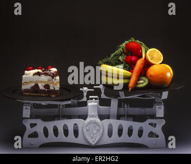 Waage Mit Tortenstück Und Obst, Symbolfoto Diät Stockfoto