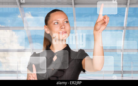 Geschäftsfrau, die auf dem holografischen Bildschirm drücken Stockfoto