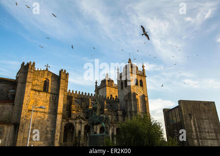 Die Kathedrale von Porto. Romanische und gotische Architektur. Porto, Portugal. UNESCO-Weltkulturerbe. Stockfoto