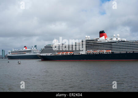 Queen Mary 2 und Queen Victoria, drei Queens Event, Cunard 175. Jahrestag, Liverpool, 2015 Stockfoto