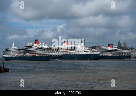 Drei Königinnen, Queen Victoria, Queen Mary 2, Queen Elizabeth, Cunard 175. Jahrestag, Liverpool, 2015 Stockfoto