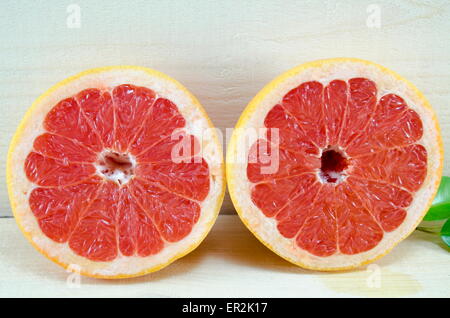 Frisch geschnittene Grapefruit auf einem Holztisch Stockfoto