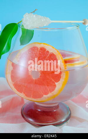 Diät Frucht-Cocktail von Grapefruit und Zitrone Saft in ein Glas mit Zucker-stick Stockfoto