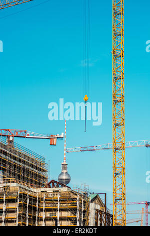 Baustelle und Kräne. Neue Gebäude in Berlin, Deutschland Stockfoto