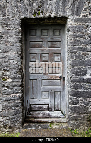 Stein statt Eintritt, alte Altern Holzplatte Tür. Stockfoto