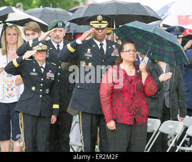 Generalmajore Jimmie Keenan (links), Simeon Trombitas (Mitte) und Lawarren Patterson (rechts) Gruß die amerikanische Flagge und General Patterson Frau Jule (ganz rechts) zeigt Respekt am Ende der feierlichen Gedenktag in Fort Sam Houston National Cemetery. Stockfoto