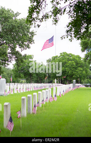 Die amerikanische Flagge auf die Hälfte Mitarbeiter zu Ehren des Memorial Day während der Zeremonien in Fort Sam Houston National Cemetery. Stockfoto