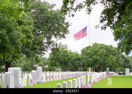 Die amerikanische Flagge auf die Hälfte Mitarbeiter zu Ehren des Memorial Day während der Zeremonien in Fort Sam Houston National Cemetery. Stockfoto