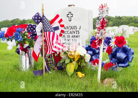 Aufwendige Dekorationen umgeben einen Grabstein während Memorial Day Feierlichkeiten in Fort Sam Houston National Cemetery. Stockfoto