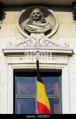 Statue des französischen Tragöde & Dramatiker Pierre Corneille (1606-1684) an der Fassade des Theaters Bourla in Antwerpen, Belgien Stockfoto