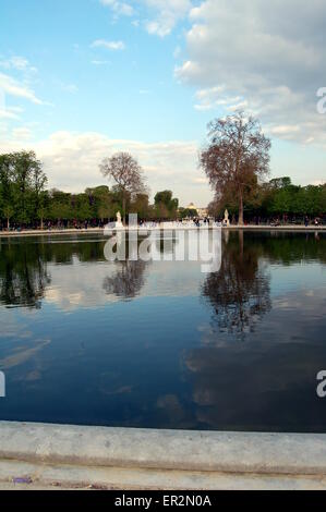 Ein Blick auf einen Teich in der Jardin des Tuileries in Paris. Stockfoto