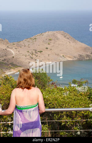 Eine junge Frau blickt auf Anse Toiny in St. Barts Stockfoto