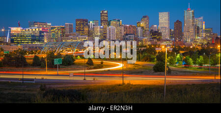 Denver-Skyline bei Nacht. Denver ist die größte Stadt und Hauptstadt des Bundesstaates Colorado. Stockfoto