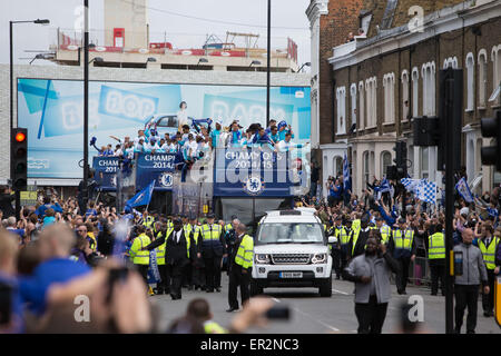 London, UK. 25. Mai 2015. Der Bus mit den Spielern und den Premier-League-Trophäe reist hinunter den Königsweg in der Chelsea FC Premier-League-Sieg-Parade in London, England am 25. Mai 2015. Bildnachweis: Richard Washbrooke/Xinhua/Alamy Live-Nachrichten Stockfoto