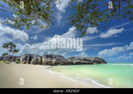 Große Felsen am Strand Stockfoto