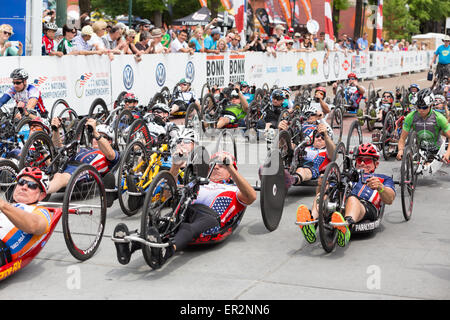 Chattanooga, Tennessee, USA.  25. Mai 2015. Radfahrer mit Behinderungen konkurrieren im 2015 USA Cycling National Championship Criterium Para-Cycling Event, in den Straßen von Chattanooga, Tennessee, USA statt. Bildnachweis: TDP Fotografie/Alamy Live-Nachrichten Stockfoto