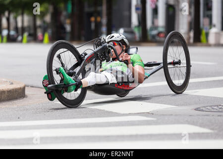 Chattanooga, Tennessee, USA.  25. Mai 2015. Radfahrer mit Behinderungen konkurrieren im 2015 USA Cycling National Championship Criterium Para-Cycling Event, in den Straßen von Chattanooga, Tennessee, USA statt. Bildnachweis: TDP Fotografie/Alamy Live-Nachrichten Stockfoto