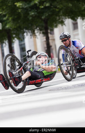 Chattanooga, Tennessee, USA.  25. Mai 2015. Radfahrer mit Behinderungen konkurrieren im 2015 USA Cycling National Championship Criterium Para-Cycling Event, in den Straßen von Chattanooga, Tennessee, USA statt. Bildnachweis: TDP Fotografie/Alamy Live-Nachrichten Stockfoto