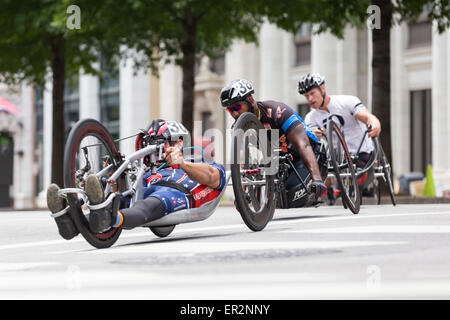 Chattanooga, Tennessee, USA.  25. Mai 2015. Radfahrer mit Behinderungen konkurrieren im 2015 USA Cycling National Championship Criterium Para-Cycling Event, in den Straßen von Chattanooga, Tennessee, USA statt. Bildnachweis: TDP Fotografie/Alamy Live-Nachrichten Stockfoto