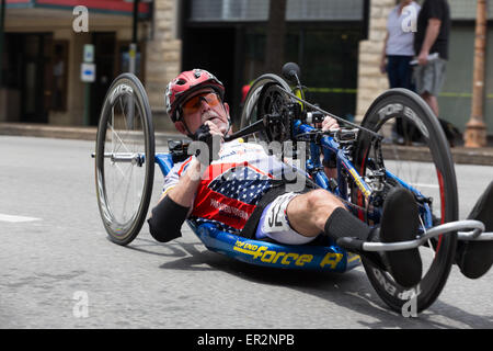 Chattanooga, Tennessee, USA.  25. Mai 2015. Radfahrer mit Behinderungen konkurrieren im 2015 USA Cycling National Championship Criterium Para-Cycling Event, in den Straßen von Chattanooga, Tennessee, USA statt. Bildnachweis: TDP Fotografie/Alamy Live-Nachrichten Stockfoto