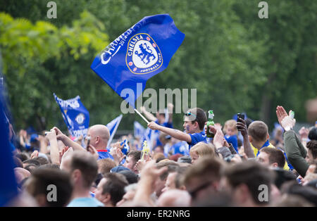 London, UK. 25. Mai 2015. Chelsea-Fans feiern mit den Spielern während der Chelsea FC Premier-League-Sieg-Parade in London, England am 25. Mai 2015. Bildnachweis: Richard Washbrooke/Xinhua/Alamy Live-Nachrichten Stockfoto