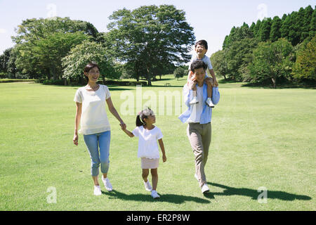 Japanische Familienglück in einem Stadtpark Stockfoto