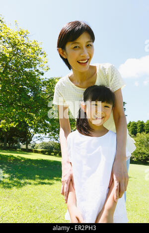 Japanische Mutter und Tochter in einem Stadtpark Stockfoto