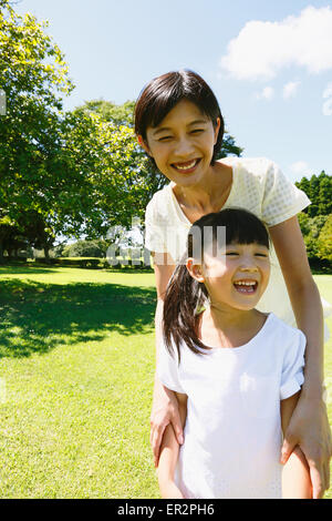 Japanische Mutter und Tochter in einem Stadtpark Stockfoto