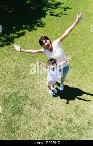 Japanische Mutter und Tochter in einem Stadtpark Stockfoto