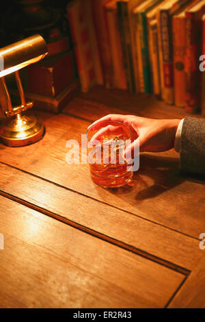 Japaner mit Glas Whiskey in einer modischen bar Stockfoto