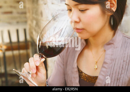 Junge Japanerin Weinprobe in einer modischen bar Stockfoto