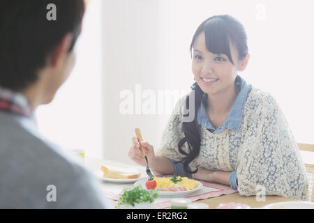 Junge Erwachsene paar frühstücken in ihrem Speisesaal Stockfoto