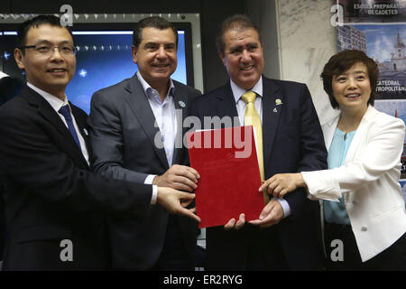 (150526)--CAMPINAS, 26. Mai 2015 (Xinhua)--(von L bis R) Bild, aufgenommen am 22. Mai 2015 zeigt Präsident der BYD in Brasilien Li Tie, Präsident von investieren Sao Paulo Juan Quiros, Bürgermeister von Campinas Jonas Donizette und Vizepräsident der Firma BYD von China Li Ke, posiert für Fotos während einer Zeremonie in Campinas Rathaus, in dem eine Investition von 150 Millionen des brasilianischen Real (rund 50 Millionen US-Dollar) von BYD China, angekündigt wurde bauen Sie Solarzellen, in Campinas Stadt, Bundesstaat Sao Paulo, Brasilien. BYD, ein chinesischer Hersteller von Elektrofahrzeugen und Sonnenkollektoren, trägt zur grünen R Stockfoto