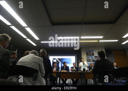 (150526)--CAMPINAS, 26. Mai 2015 (Xinhua)--Bild aufgenommen am 22. Mai 2015 zeigt Vizepräsident der Firma BYD China Li Ke (stehend) sprechen im Rahmen einer Feierstunde in Campinas Rathaus, in dem eine Investition von 150 Millionen des brasilianischen Real (rund 50 Millionen US-Dollar) von BYD China, Sonnenkollektoren, in Campinas Stadt bauen angekündigt wurde , Bundesstaat Sao Paulo, Brasilien. BYD, ein chinesischer Hersteller von Elektrofahrzeugen und Sonnenkollektoren, trägt zur grünen Rio De Janeiro Olympischen Spielen nächstes Jahr. "Brasilien hat die zweitgrößte Busmarkt in der Welt. Und wir glauben an Brasiliens potentia Stockfoto