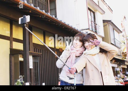 Zwei junge japanische Frauen, die ein Selbstporträt in Kawagoe Altstadt, Japan Stockfoto