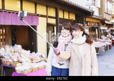 Zwei junge japanische Frauen, die ein Selbstporträt in Kawagoe Altstadt, Japan Stockfoto