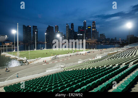 Blick auf die Tribüne und Marina Bay in Richtung der finanziellen Bezirk von Singapur Stockfoto