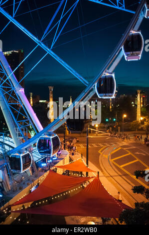 Atlanta, Georgia Abend Skyline mit den bunt beleuchteten SkyView Riesenrad und ikonischen Spalten der Centennial Olympic Park. Stockfoto